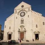 Il problema fu che nel momento in cui si and� a rimuovere le sovrastrutture (come nella Cattedrale di Bari) vennero via alcune opere originarie dell�epoca normanno-sveva, in particolare gli affreschi che ricoprivano le pareti degli spazi sacri